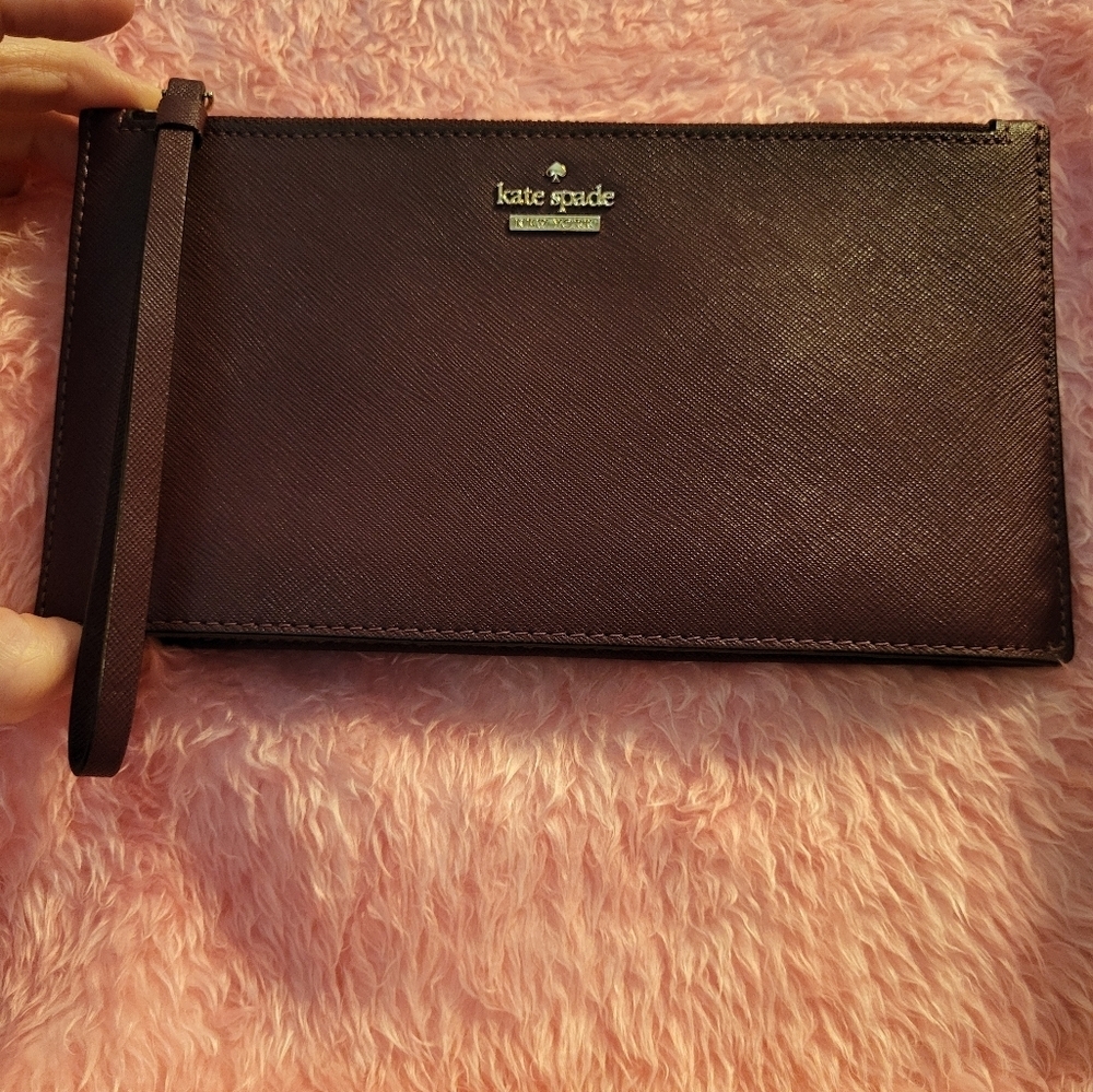 KATE SPADE LARGE WRISTLET WINE COLOR EUC
